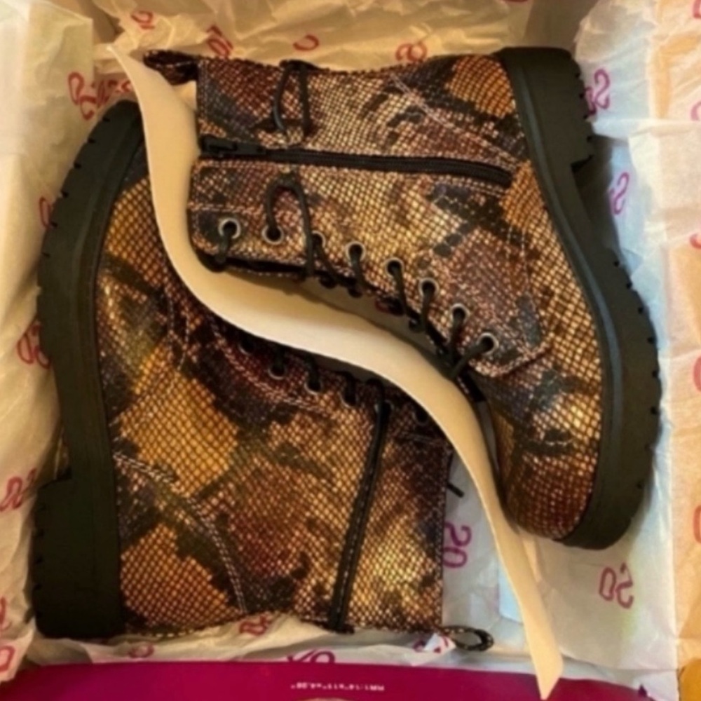 Snakeskin Pattern Lace-Up Boots